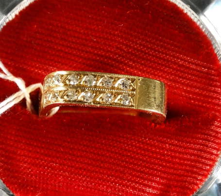 Bague en or jaune de forme carrée avec lignes de 