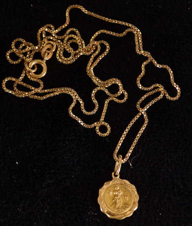 Chaîne  et petite médaille ornée d'une Vierge, le 