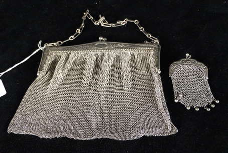 Sac de bal et un porte monnaie, le tout en maille 