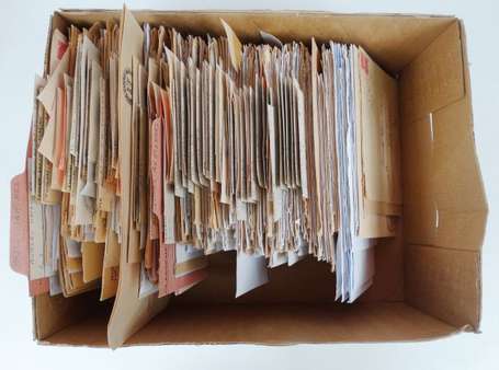 Une boite en carton de courriers modernes années 