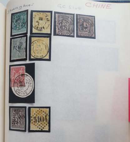 Classeur contenant quelques centaines de timbres 