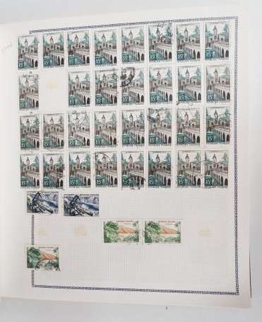 Dans 3 albums timbres semi modernes et modernes 