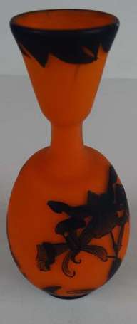 Vase bouteille en verre bicouche orange et brun 