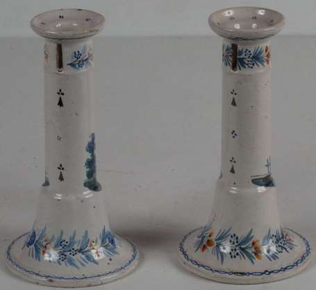 Paire de bougeoirs en faïence polychrome, décor 