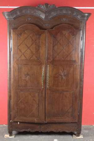 Armoire en noyer, elle ouvre à deux portes montées