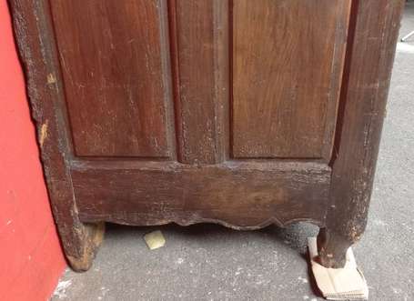 Armoire en noyer, elle ouvre à deux portes montées