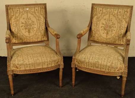 Paire de fauteuils à la reine en hêtre sculpté et 