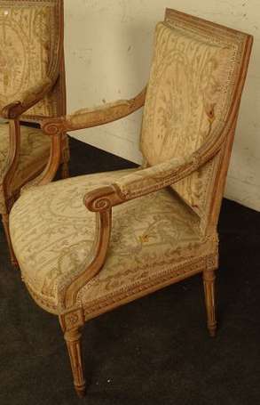 Paire de fauteuils à la reine en hêtre sculpté et 