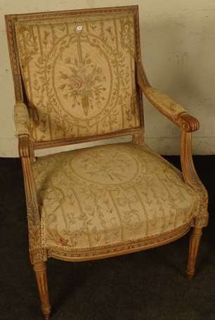 Paire de fauteuils à la reine en hêtre sculpté et 