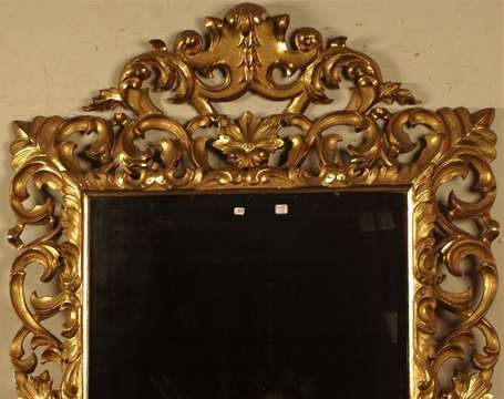 Miroir en bois et stuc doré sculpté de frises 
