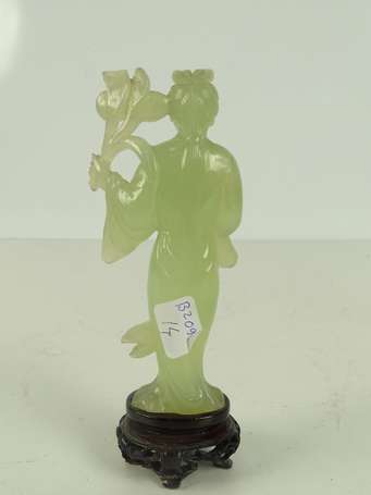 CHINE Quanin au bouquet Sujet en jade H. 13 cm