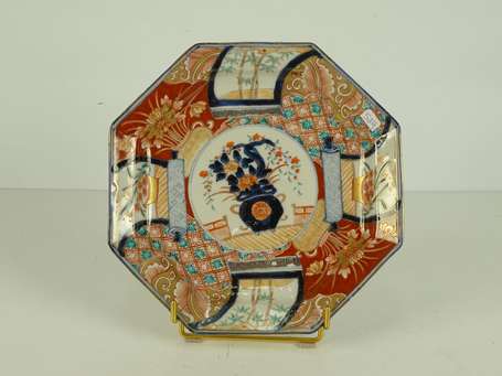 JAPON Plat creux octogone en porcelaine, décor 