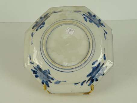 JAPON Plat creux octogone en porcelaine, décor 