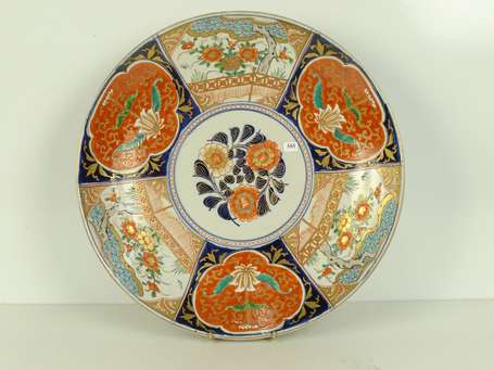 JAPON Plat creux en porcelaine, décor polychrome 