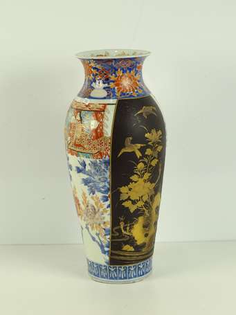 JAPON Vase balustre en porcelaine polychrome, il 