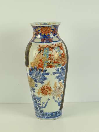 JAPON Vase balustre en porcelaine polychrome, il 
