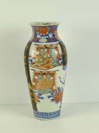 JAPON Vase balustre en porcelaine polychrome, il 