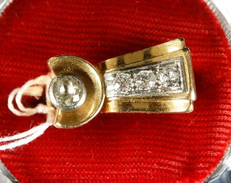 Bague tank en or jaune sertie d'un diamant et une 