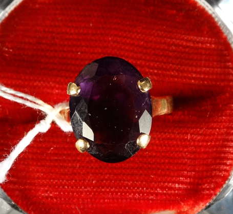 Bague en or jaune ornée d'une améthyste 