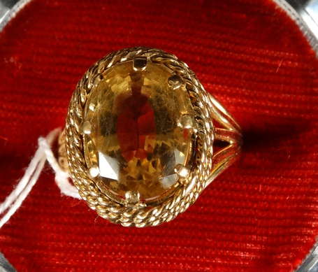 Bague en or jaune ornée d'une citrine (égrisures) 