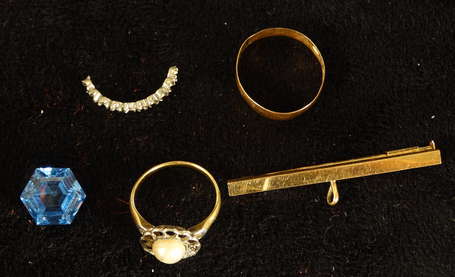 Lot de brisures d'or dont une bague montée d'une 