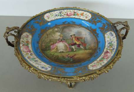 Coupe en porcelaine émaillée bleu roi décor d'une 