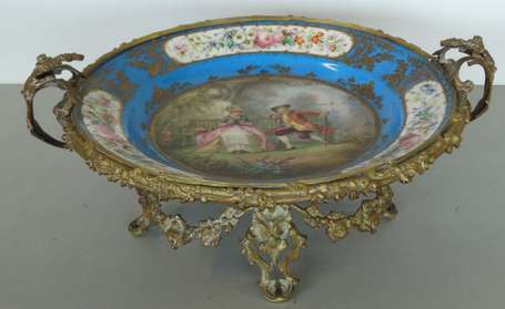 Coupe en porcelaine émaillée bleu roi décor d'une 