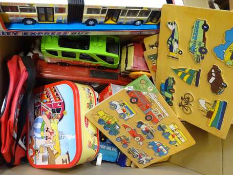 Important lot de jouets se rapportant aux autocars