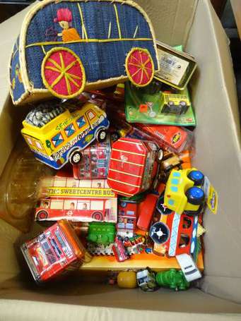Important lot de jouets se rapportant aux autocars