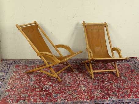Deux chaises longues en bois naturel, garniture de