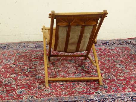 Deux chaises longues en bois naturel, garniture de