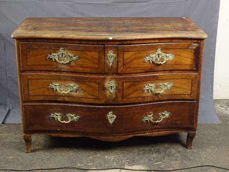 Commode en placage de bois fruitier, la face 