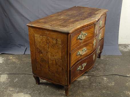 Commode en placage de bois fruitier, la face 