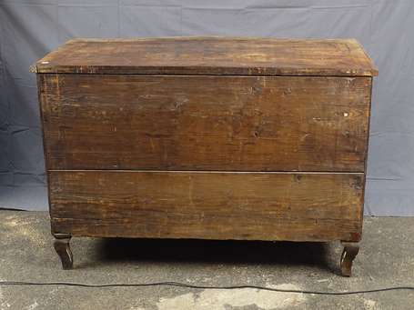 Commode en placage de bois fruitier, la face 