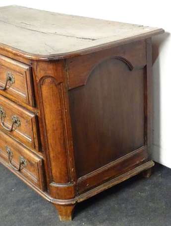 Commode en bois fruitier mouluré ouvrant par trois