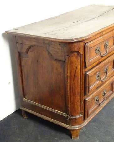 Commode en bois fruitier mouluré ouvrant par trois