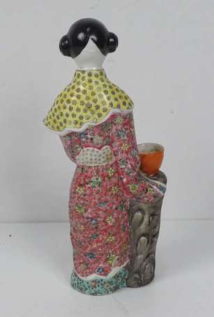 CHINE. Lady chinoise. Sujet en porcelaine 