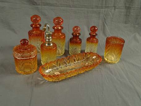 BACCARAT - Garniture de toilette en cristal moulé 