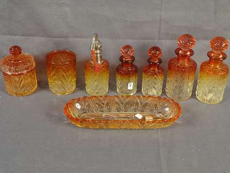 BACCARAT - Garniture de toilette en cristal moulé 