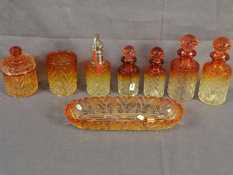 BACCARAT - Garniture de toilette en cristal moulé 