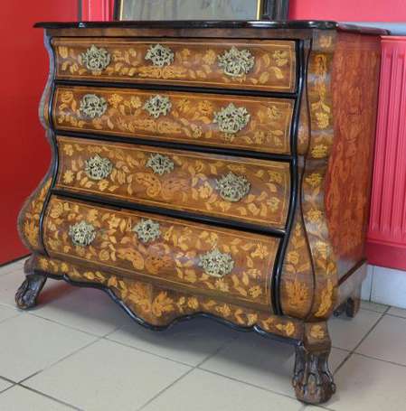 Commode en placage de noyer et marqueterie de bois