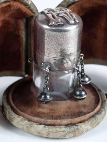 Flacon à sel en cristal, la monture de métal 