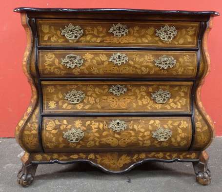 Commode en placage de noyer et marqueterie de bois