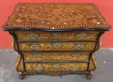 Commode en placage de noyer et marqueterie de bois