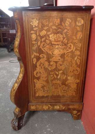 Commode en placage de noyer et marqueterie de bois