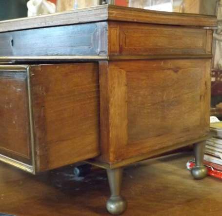 Boite à bijoux  en forme de commode en placage 