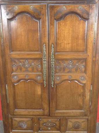 Armoire en chêne elle ouvre à deux portes à trois 