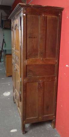 Armoire en chêne elle ouvre à deux portes à trois 