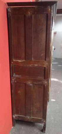 Armoire en chêne elle ouvre à deux portes à trois 