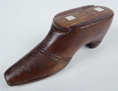 Tabatière en bois en forme de chaussure, le 